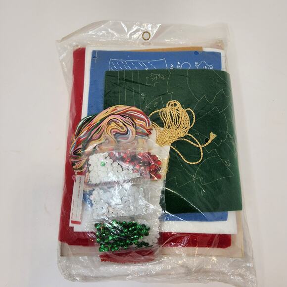 Bucilla Christmas Felt Tree Skirt Craft Kit Snowman Woodland Friends 36" Round - Picture 4 of 4